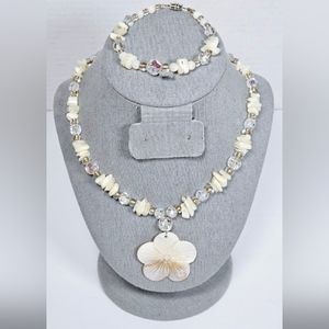 Vintage Mother of Pearl Shell Flower Beaded Pendant Necklace & Bracelet Set
